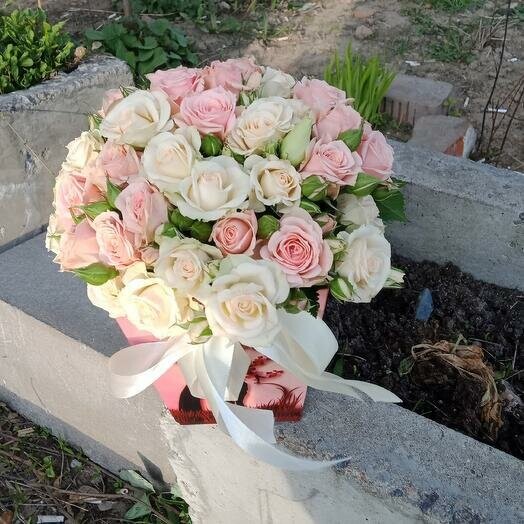 Кустовые розы в коробке, артикул F1092407 - 3720 рублей, доставка по городу. Flawery - доставка цветов