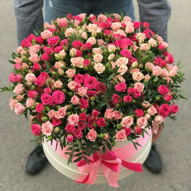 Коробка «шарм» из кустовых роз, артикул F1092431 - 17200 рублей, доставка по городу. Flawery - доставка цветов