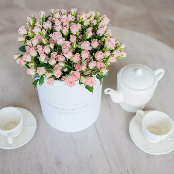 Кустовая роза лидия в коробке, артикул F1092438 - 7150 рублей, доставка по городу. Flawery - доставка цветов