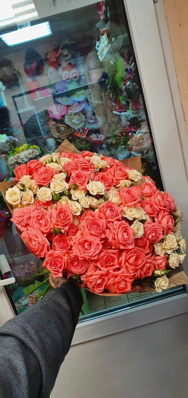 Букет кустовых роз барбадос и крем, артикул F1092455 - 19700 рублей, доставка по городу. Flawery - доставка цветов