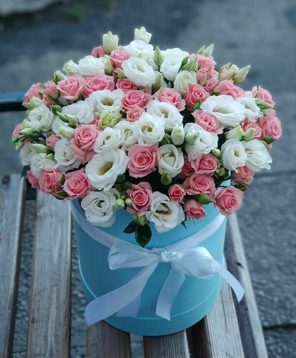 Цветы в коробке кустовая лидия и эустома, артикул F1092456 - 24802 рублей, доставка по городу. Flawery - доставка цветов