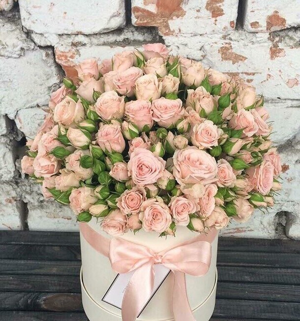 Кустовая роза лидия в коробке, артикул F1093391 - 7150 рублей, доставка по городу. Flawery - доставка цветов