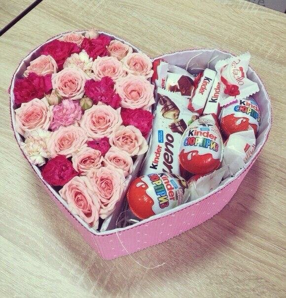 Цветы в коробке с киндер, артикул F1093395 - 6695 рублей, доставка по городу. Flawery - доставка цветов