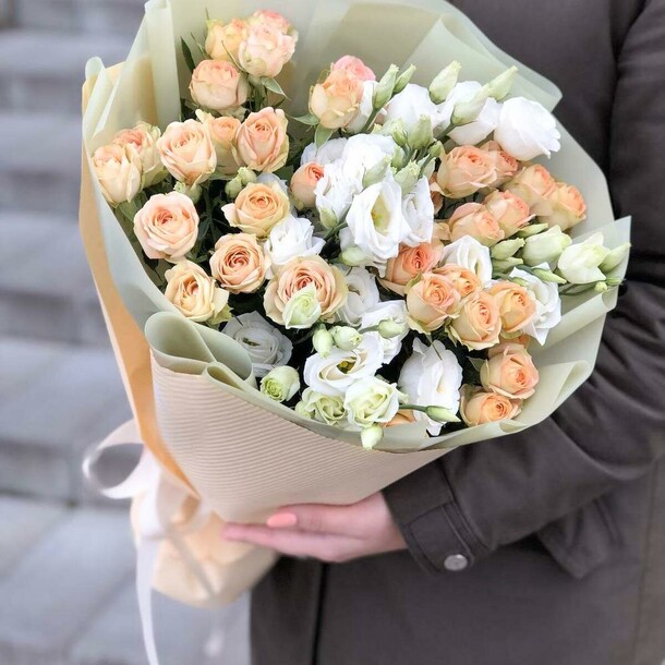 Букет кустовых роз и эустомы., артикул F1093417 - 10690 рублей, доставка по городу. Flawery - доставка цветов