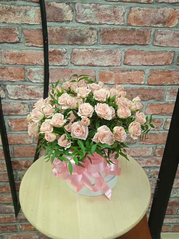 Кустовая роза лидия в шляпной коробке, артикул F1108873 - 6180 рублей, доставка по городу. Flawery - доставка цветов