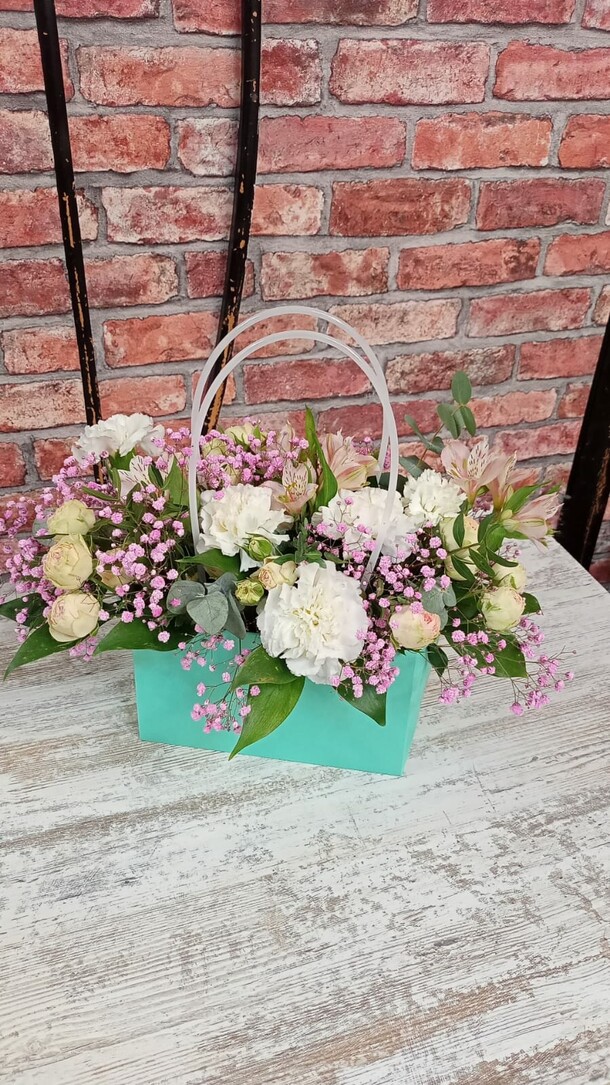 Композиция в сумочке, артикул F1297003 - 6003 рублей, доставка по городу. Flawery - доставка цветов