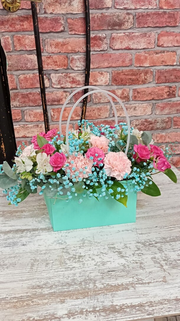 Композиция в сумочке, артикул F1297010 - 6003 рублей, доставка по городу. Flawery - доставка цветов