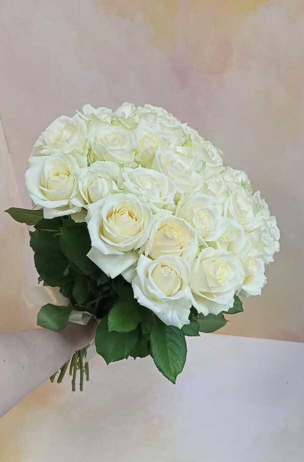 Букет белых роз 33 шт, артикул F1300635 - 5660 рублей, доставка по городу. Flawery - доставка цветов