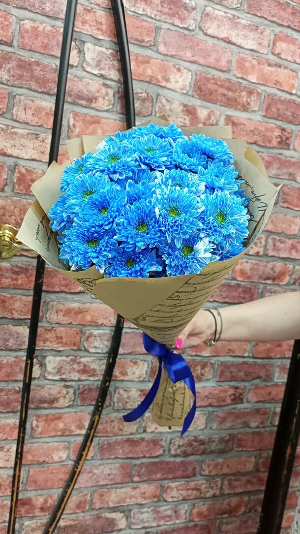 Букет кустовых хризантем 5 шт в крафте, артикул F1308480 - 3650 рублей, доставка по городу. Flawery - доставка цветов