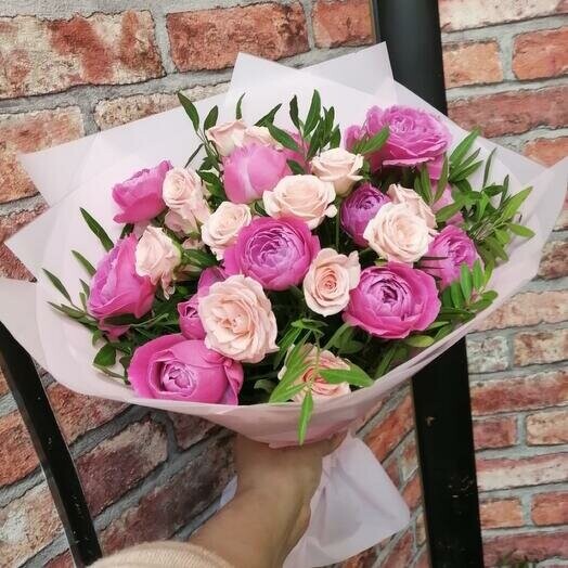 Букет кустовых роз лидия и мисти баблс, артикул F1334429 - 5850 рублей, доставка по городу. Flawery - доставка цветов