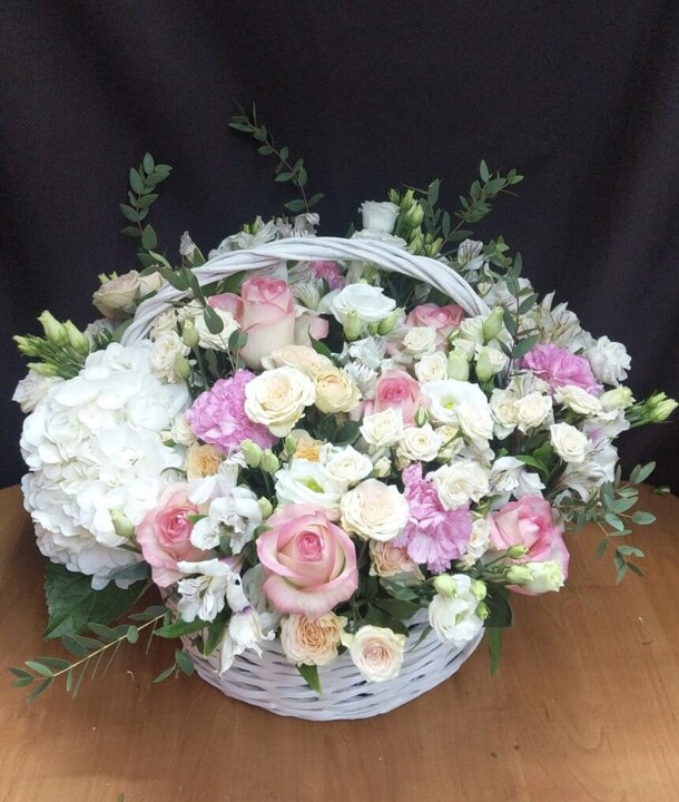 Корзина с цветами «микс», артикул F1363639 - 25500 рублей, доставка по городу. Flawery - доставка цветов