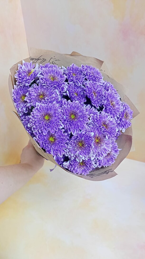 Букет кустовых хризантем 9шт в крафте, артикул F1389893 - 4650 рублей, доставка по городу. Flawery - доставка цветов