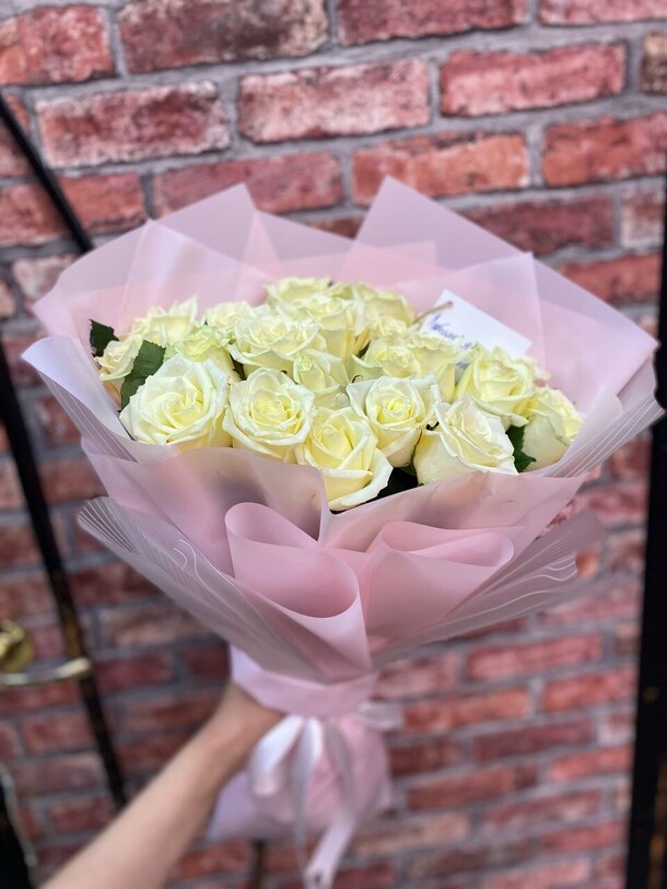 Моно букет белых роз 25 шт, артикул F1411321 - 7720 рублей, доставка по городу. Flawery - доставка цветов