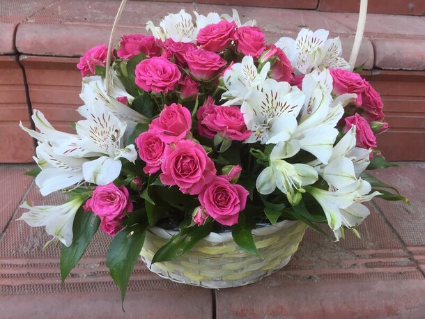 Корзина «лидия с альстромерией», артикул F61380 - 4550 рублей, доставка по городу. Flawery - доставка цветов