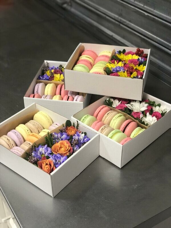 Коробочка с цветами и макаруни, артикул F61382 - 3400 рублей, доставка по городу. Flawery - доставка цветов