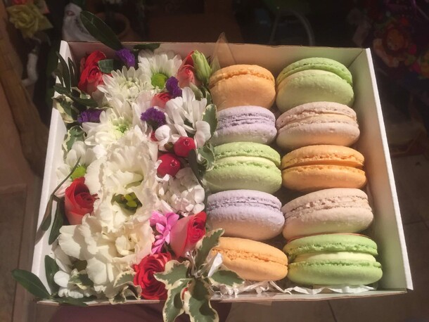 Цветочная композиция с макаруни, артикул F61399 - 6003 рублей, доставка по городу. Flawery - доставка цветов