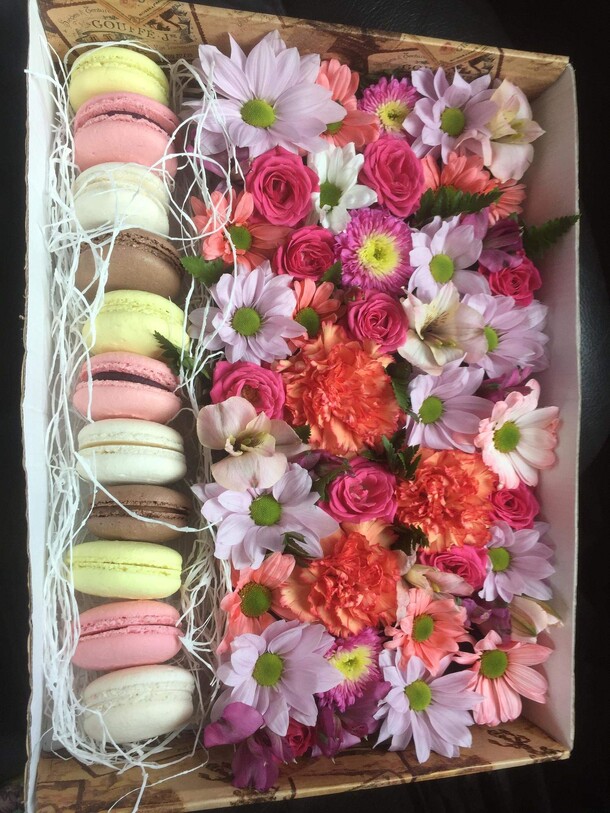 Коробка с цветами и макаруни, артикул F61400 - 7530 рублей, доставка по городу. Flawery - доставка цветов