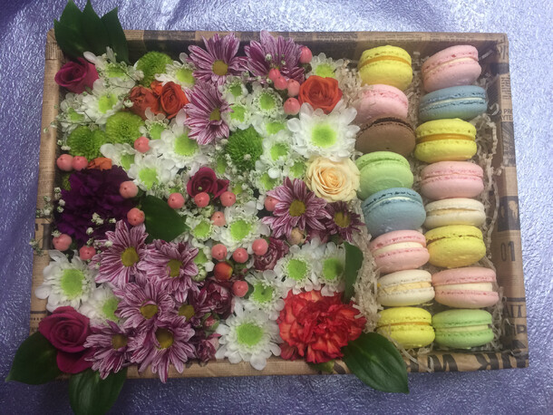 Коробка с цветами и макаруни, артикул F61401 - 7530 рублей, доставка по городу. Flawery - доставка цветов