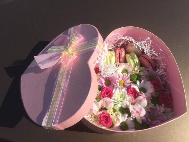 Коробка с цветами и макаруни, артикул F61402 - 6645 рублей, доставка по городу. Flawery - доставка цветов