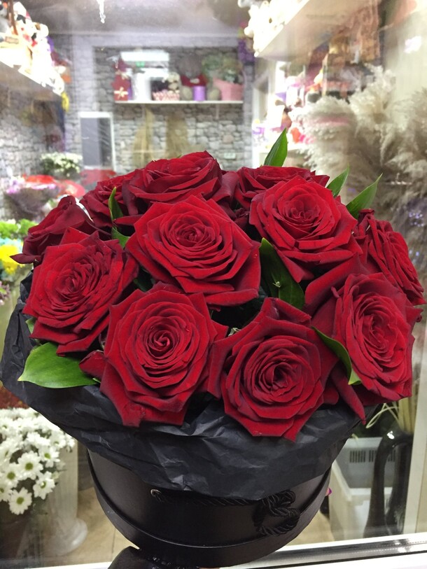 Коробка с алыми розами, артикул F65897 - 4538 рублей, доставка по городу. Flawery - доставка цветов