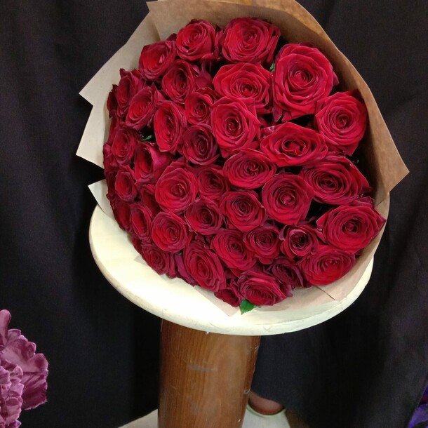 Букет роз  «красавчик», артикул F67752 - 12360 рублей, доставка по городу. Flawery - доставка цветов