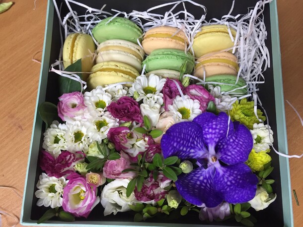 Коробка с цветами и макаруни, артикул F68448 - 7183 рублей, доставка по городу. Flawery - доставка цветов