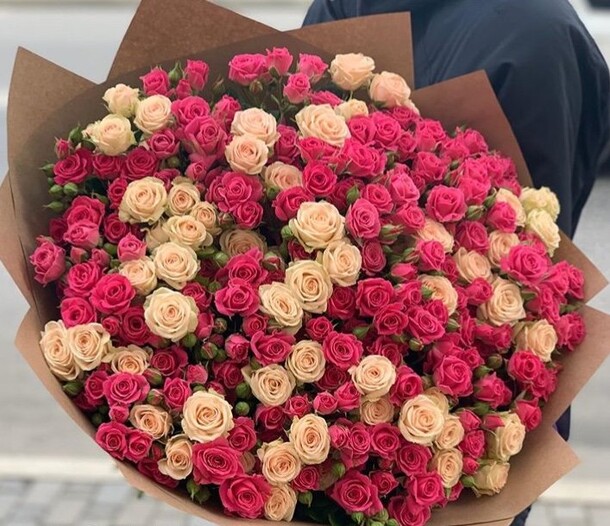 Букет «55 кустовых роз», артикул F69581 - 19500 рублей, доставка по городу. Flawery - доставка цветов