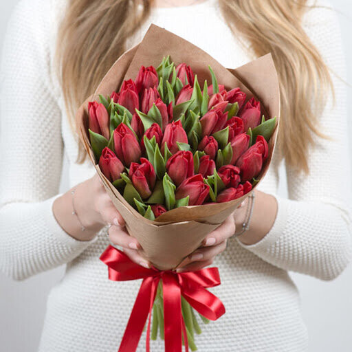 Моно букет 25 красных тюльпанов, артикул F74290 - 6300 рублей, доставка по городу. Flawery - доставка цветов