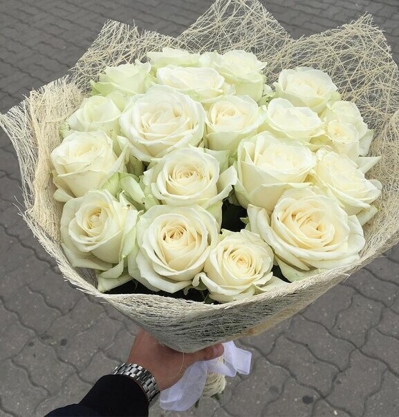 Моно букет 19 белых роз, артикул F76821 - 4780 рублей, доставка по городу. Flawery - доставка цветов