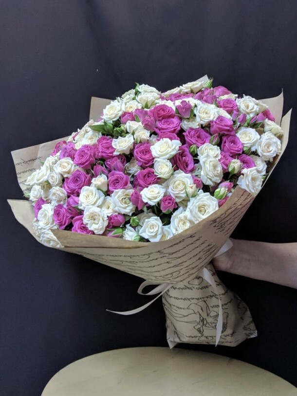 Букет кустовых роз «макси», артикул F79535 - 19660 рублей, доставка по городу. Flawery - доставка цветов