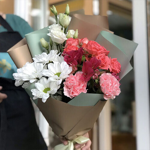 Букет комплимент, артикул F85443 - 3313 рублей, доставка по городу. Flawery - доставка цветов