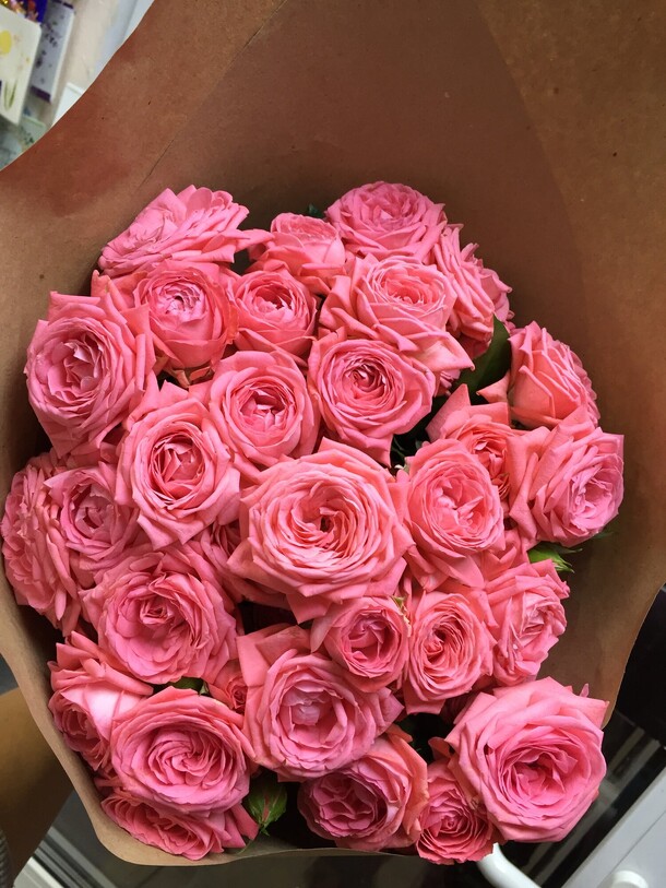 Кустовая пионовидная роза барбадос в крафте, артикул F90773 - 3260 рублей, доставка по городу. Flawery - доставка цветов