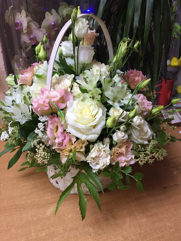 Корзина «фантазёр», артикул F91093 - 12401 рублей, доставка по городу. Flawery - доставка цветов