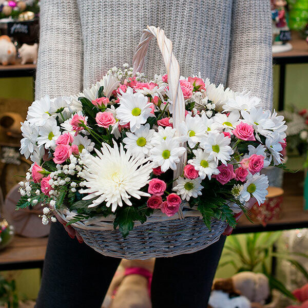 Корзина с цветами, артикул F92991 - 15059 рублей, доставка по городу. Flawery - доставка цветов