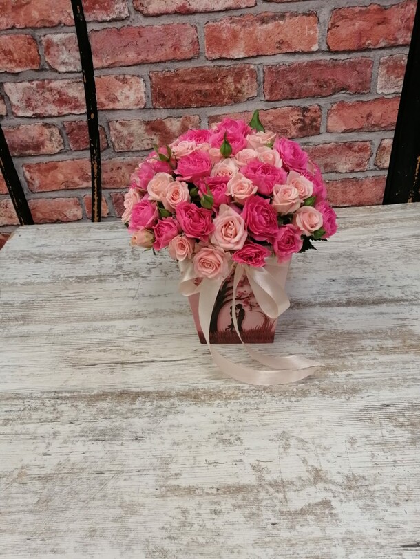 Коробка кустовых роз «плизе», артикул F94849 - 3750 рублей, доставка по городу. Flawery - доставка цветов