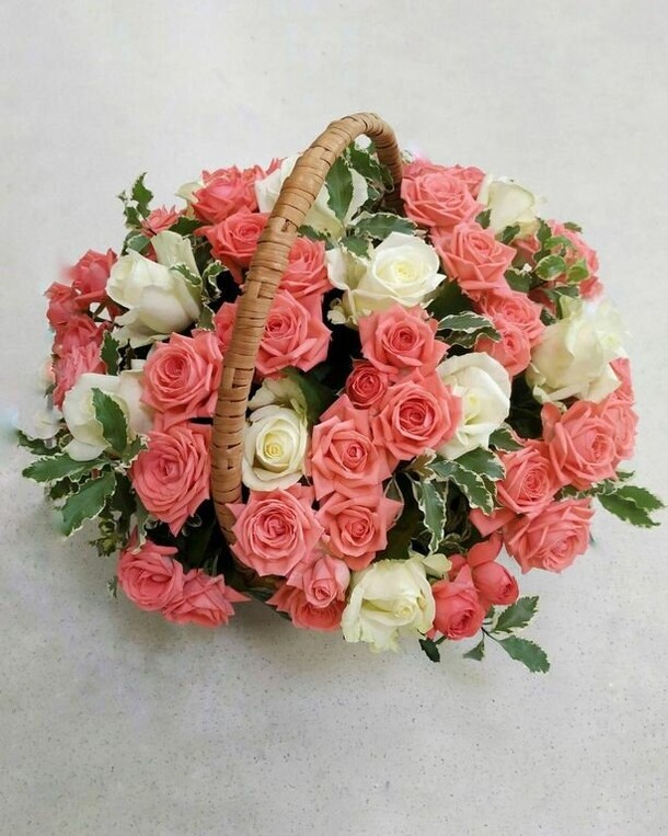 Корзина из кустовых и одноголовых роз, артикул F94853 - 13323 рублей, доставка по городу. Flawery - доставка цветов