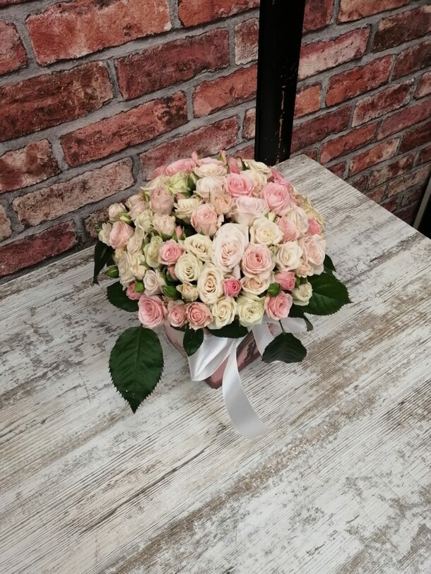 Коробка кустовых роз «монпасье», артикул F94863 - 3750 рублей, доставка по городу. Flawery - доставка цветов