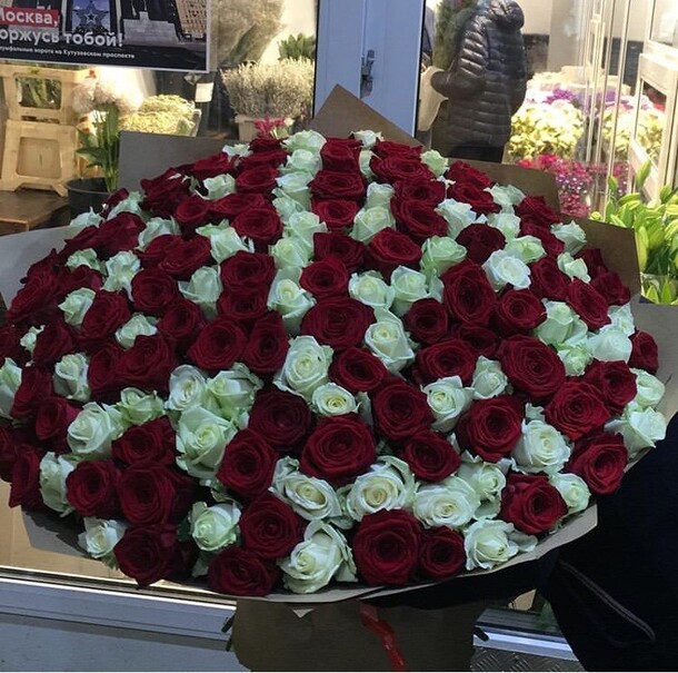 Моно букет роз 151 микс, артикул F94866 - 44850 рублей, доставка по городу. Flawery - доставка цветов