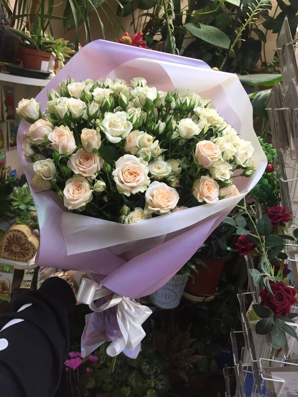 Роза кустовая крем грация, артикул F94871 - 5570 рублей, доставка по городу. Flawery - доставка цветов