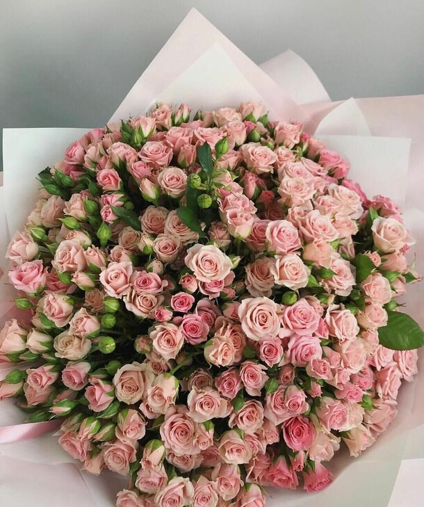 Букет из кустовых роз, артикул F98822 - 22800 рублей, доставка по городу. Flawery - доставка цветов