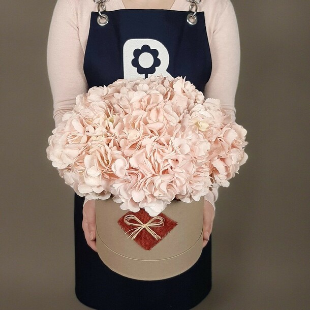 Премиум гортензии в крафт коробке, артикул F1090256 - 6401 рублей, доставка по городу. Flawery - доставка цветов