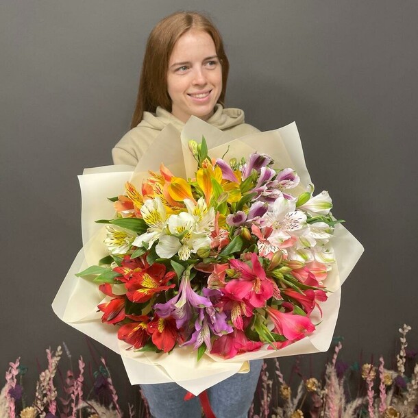 Букет из альстромерий микс, артикул F1111288 - 4465 рублей, доставка по городу. Flawery - доставка цветов