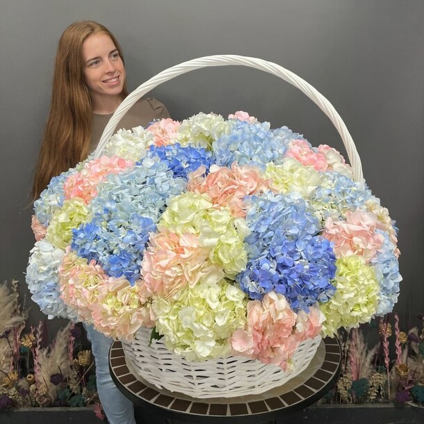 Корзина с гортензиями мега, артикул F1129930 - 62908 рублей, доставка по городу. Flawery - доставка цветов