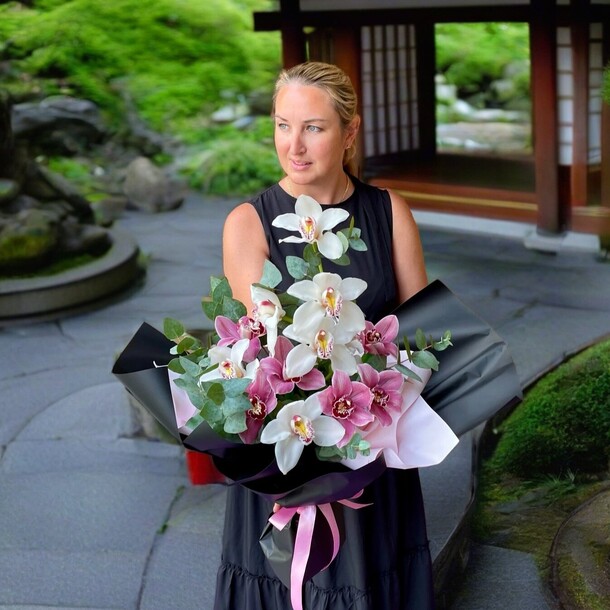 Зимняя вишня, артикул F1234069 - 7248 рублей, доставка по городу. Flawery - доставка цветов