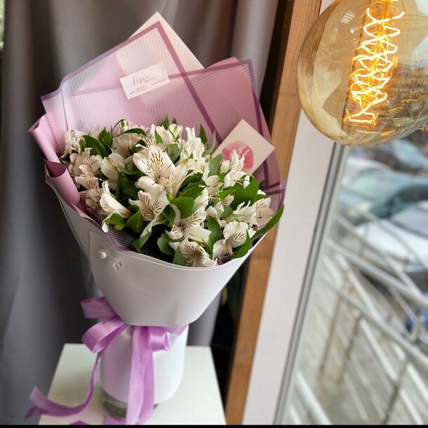 Стильный букет альстромерий, артикул F1084168 - 3590 рублей, доставка по городу. Flawery - доставка цветов