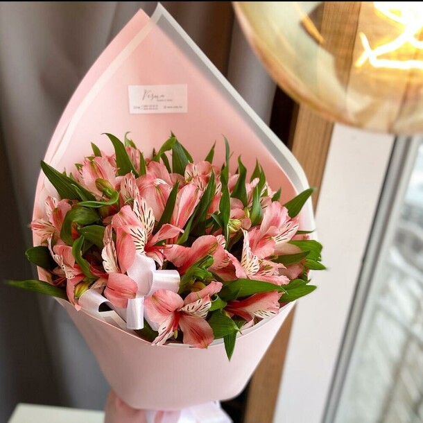 Стильный букет альстромерий, артикул F1084169 - 3590 рублей, доставка по городу. Flawery - доставка цветов