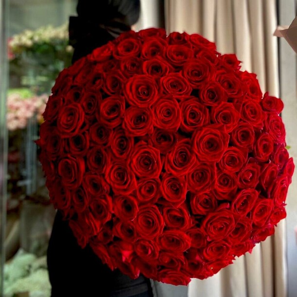 101 роза с атласными лентами, артикул F1084176 - 19485 рублей, доставка по городу. Flawery - доставка цветов