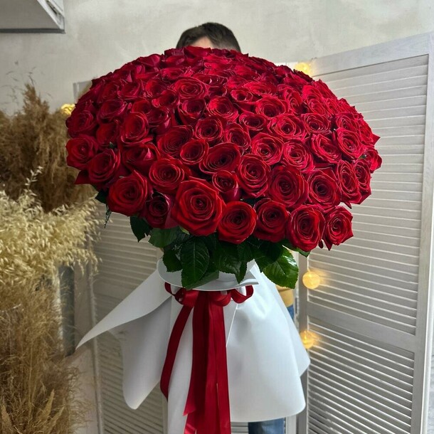 Vip букет из 101 красной розы, артикул F1090878 - 40885 рублей, доставка по городу. Flawery - доставка цветов