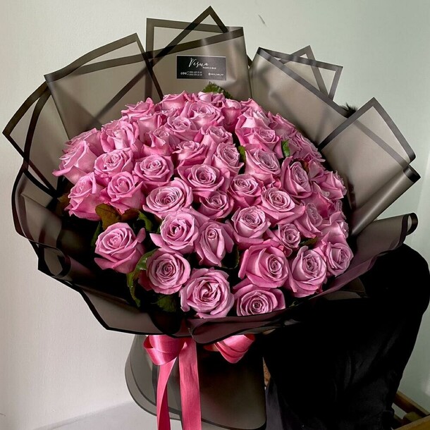 51 роза в дизайнерской упаковке, артикул F1113407 - 11585 рублей, доставка по городу. Flawery - доставка цветов