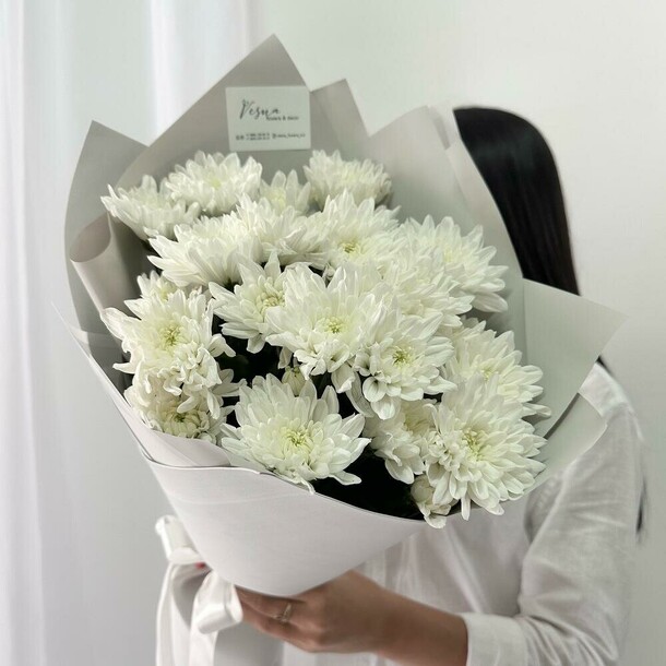 Букет белых хризантем🌿размер s, артикул F1206611 - 2985 рублей, доставка по городу. Flawery - доставка цветов